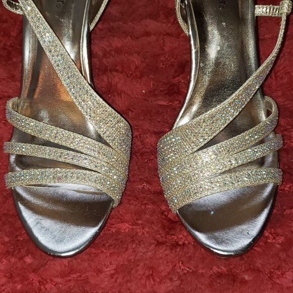 STUNNING Silver Slipper Goldtone Rhinestone 4" Heels - Picture 2 of 6